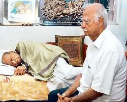His family suffered financial difficulties in his last years. Even he cannot afford his medical expenses in 2007 and was suffering from illness.